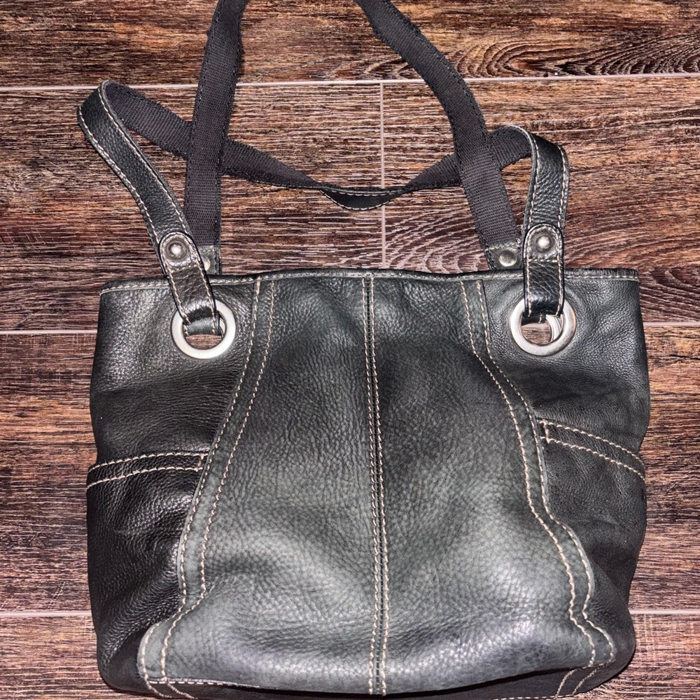 Classic Black Leather Shoulder bag with Contrast Stitching
